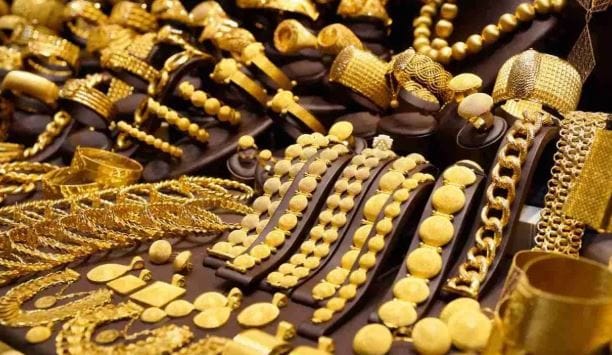 म्हणजेच 16 फेब्रुवारी 2026 रोजीच्या तुलनेत सोन्याचा भाव साधारण 19,058 रुपयांनी वाढला आहे. त्यामुळे सामान्यांसाठी दागिने किंवा गुंतवणुकीसाठी सोने खरेदी आवाक्याच्या बाहेर गेल्याच भावना व्यक्त केली जात आहे.