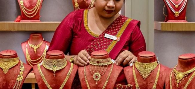 (टीप- वरच्या लेखात दिलेली माहिती ही प्राथमिक स्वरुपाची आहे. या लेखाच्या माध्यमातून गुंतवणूक करण्याचा सल्ला दिलेला नाही. कुठेही प्रत्यक्ष वा अप्रत्यक्ष गुंतवणूक करायची असेल किंवा कोणताही आर्थिक निर्णय घ्यायचा असेल तर त्या-त्या क्षेत्रातील तज्ज्ञांचा सल्ला जरूर घ्या)