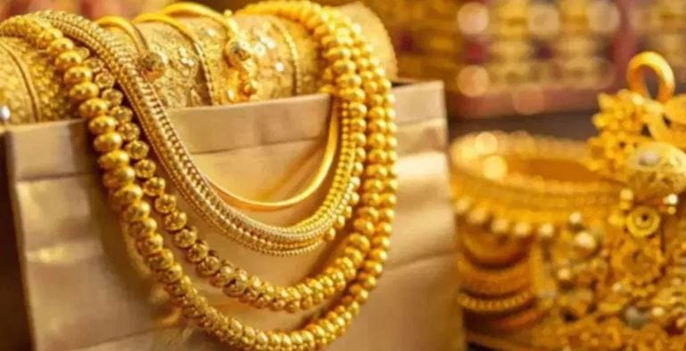 गेल्या काही दिवसांपासून सोने आणि चांदीचा भाव कधी वाढताना तर कधी घसरताना दिसतोय. आखातातील युद्धानंतर सोन्याचा भाव चांगलाच वाढला. दरम्यान, आज सोन्याचा भाव नेमका काय आहे, ते जाणून घ्या. 