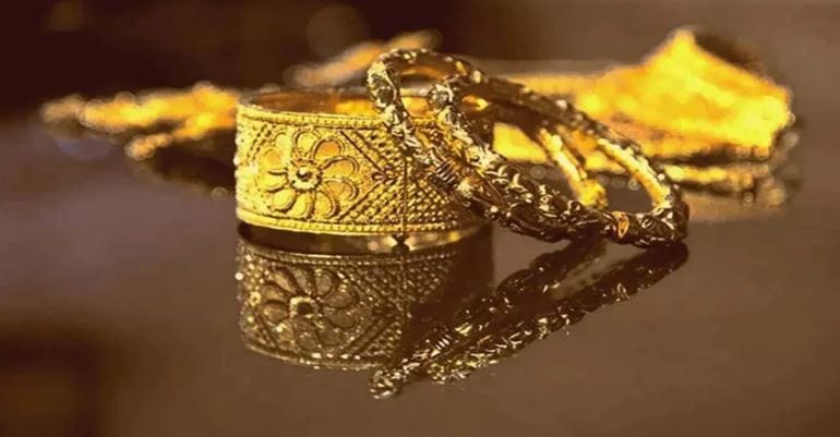 दिल्ली, कोलकाता आणि मुंबईत सोन्याचा भाव काय आहे? ते जाणून घेऊ या.. दिल्लीमध्ये 24 कॅरेट सोन्याचा भाव 1,63,800 रुपये प्रति 10 ग्रॅम आहे. 22 कॅरेट सोन्याचा भाव 1,50,150 रुपये प्रति 10 ग्रॅम आहे. तर 18 कॅरेट सोन्याचा भाव 1,22,880 रुपये प्रति 10 ग्रॅम आहे.