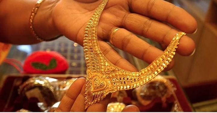 मुंबईमध्ये 24 कॅरेट सोन्याचा भाव1,63,640 रुपये प्रति 10 ग्रॅम, 22 कॅरेट सोन्याचा भाव 1,50,000 रुपये प्रति 10 ग्रॅम 18 कॅरेट सोन्याचा भाव 1,22,730 रुपये प्रति 10 ग्रॅमवर पोहोचला आहे.