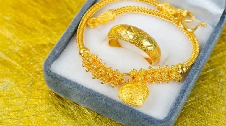 सध्या इराण-इस्रायल यांच्यातील युद्धामुळे जगात खळबळ उडालेली आहे. या युद्धामुळे जगातिक पातळीवरील दळणवळण, बाजारपेठेवरही परिणाम पडला आहे. या जागतिक संकटामुळे लोक सुरक्षित गुंतवणुकीकडे वळले आहेत. त्याचाच परिणाम म्हणून सोन्याचा दर कधी वाढतोय तर कधी कमी होतोय. 