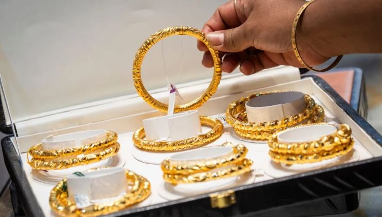 गेल्या काही दिवसांपासून सोने आणि चांदीच्या भावात मोठ्या प्रमाणात चढउतार पाहायला मिळत आहे. सध्या इराण-इस्रायल यांच्यात युद्ध चालू आहे. या युद्धामुळेही या दोन्ही मौल्यवान धातूंच्या किमतीत काही प्रमाणात चढ-उतार पाहायला मिळत आहे.