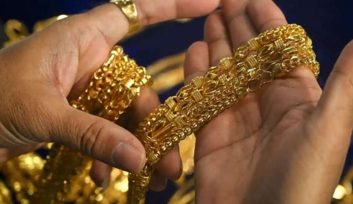 म्हणजेच आपल्या सार्वकालिक उच्चांकाच्या तुलनेत सोन्याचा भाव 19 हजार रुपयांनी कमी झाला आहे. सध्यातरी सोन्याच्या भावात अस्थिरता दिसून येत आहे. त्यामुळे भविष्यात नेमकं काय होईल? हे सध्यातरी सांगणे कठीण दिसत असल्याचेही म्हटले जात आहे. 