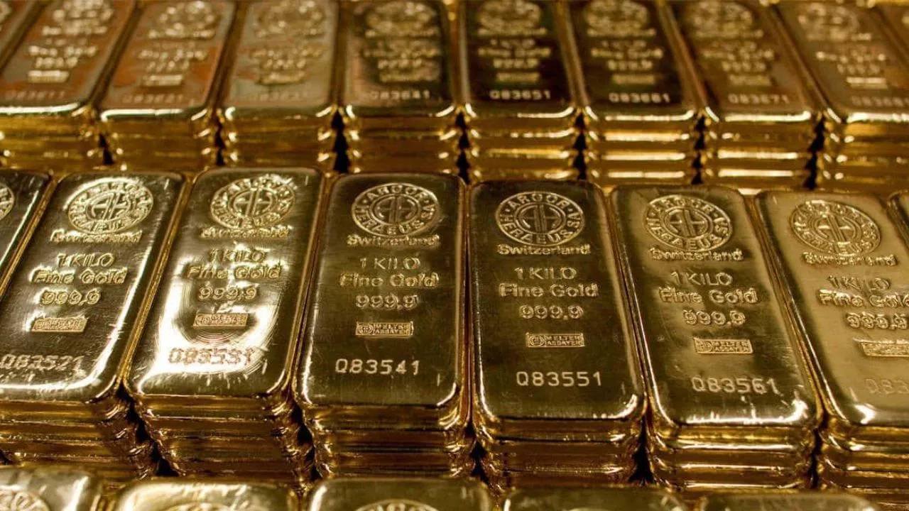 एलपीजी सिलेंडरच्या तुटवड्यामुळे ग्राहकांची नवीन ऑर्डर घेण्यास चांदी व्यावसायिक टाळाटाळ करत आहेत. शिवाय गेल्या चार दिवसांपासून व्यावसायिक एलपीजी सिलेंडरचा तुटवडा भासल्याने खामगाव शहरातील जवळपास 20 ते 22 चांदीची दागिने आणि भांडी बनवणारे मोठे कारखाने ठप्प पडले आहेत आणि त्यामुळे चांदीची भांडी व दागिने याचे उत्पादन चार दिवसापासून बंद आहे. शिवाय कारखाने बंद पडल्याने शेकडो कारागिरांचा रोजगाराचाही प्रश्न निर्माण झाला आहे. चांदीची भांडी व दागिने बनविण्याचं संपूर्ण काम हे बंद पडल्याने चांदीच्या बाजारपेठेतील व्यवहारही ठप्प पडले असल्याचे चित्र आहे.