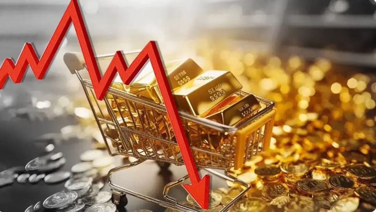 सोन्याचा भाव गेल्या काही दिवसांपासून चांगलाच घसरत आहे. युद्धामध्ये सामान्यत: सोन्याचा भाव वाढतो. परंतु आता सोन्याचा भाव घसरत आहे. अमेरिकन डॉलर मजूबत झाल्याने सोन्याचा भाव घसरतोय. जेव्हा डॉलर मजबूत होतो, तेव्हा आंतरराष्ट्रीय बाजारात सोन्याचा भाव वाढतो आणि त्याची मागणी कमी व्हायला लागते.