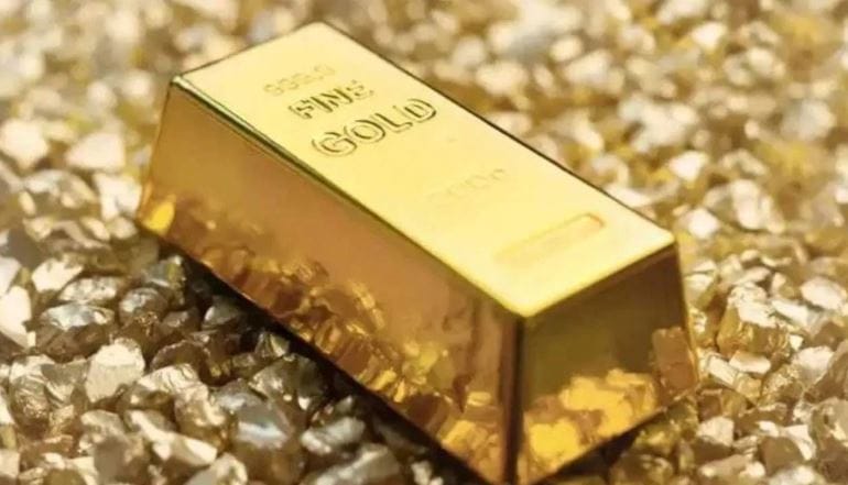 युद्धामुळे वाढलेली महागाई रोखण्यासाठी जगभरातील अनेक मध्यवर्ती बँकांनी व्याजदर वाढवण्याचे संकेत दिले आहेत. जेव्हा व्याजदर वाढतो, तेव्हा गुंतवणूकदार सोनं खरेदी करण्याऐवजी बॉण्ड आणि बँक डिपॉझिटकडे वळतात आणि सोन्याचा भाव घसरतो.