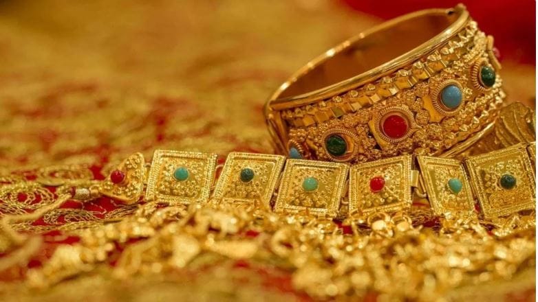 त्यामुळेच सध्या सोन्याचा भाव कमी होताना दिसतोय. सोनं सध्या करेक्शन फेजमध्ये (घसरणीच्या टप्प्यात) आहे. त्यामुळे अल्प कालावधीत सोन्याचा भाव 1,40,000 ते 1,47,000 रुपये प्रति 10 ग्रॅम असण्याची शक्यता आहे.