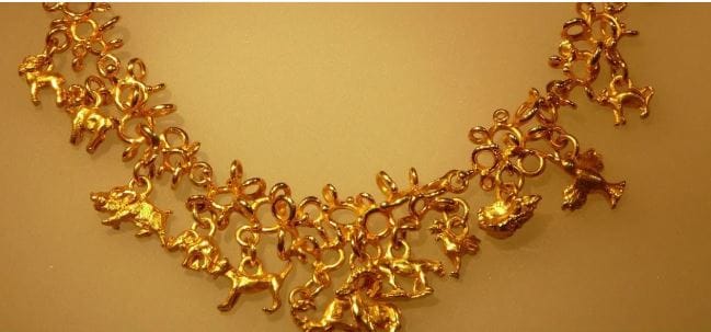 इराणचे युद्ध आणि अस्थिर जागतिक परिस्थिती यामुळे मार्च महिन्यात सोन्याच्या भावात मोठा चढउतार झालेला पाहायला मिळाला. गेल्या 17 वर्षात जे घडलं नाही, तो चमत्कार मार्च महिन्यात झाला. फक्त एका महिन्यात सोन्याचा भाव 13 टक्क्यांनी घसरण्याची ही घटना 17 वर्षांनी पहिल्यांदाच घडली आहे.