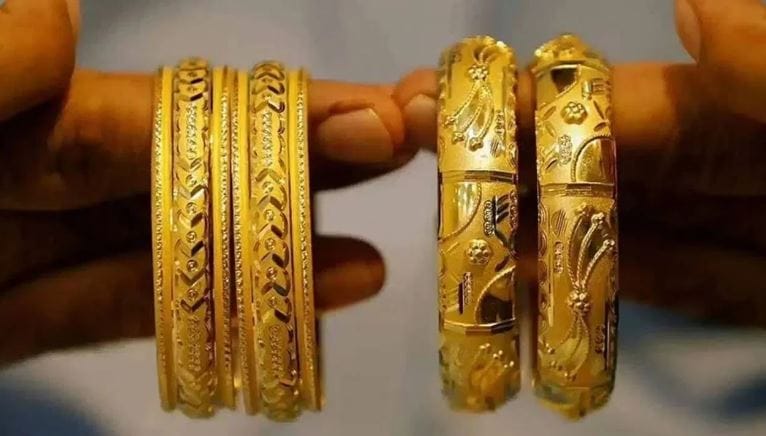 इराण-इस्रायल युद्धामुळे सोने, चांदीचा भाव वाढण्याऐवजी कमी झाला आहे. सध्याचा घसरलेला भाव पाहता सोन्यात गुंतवणूक करण्याची हीच योग्य वेळ असल्याचे या क्षेत्रातील तज्ज्ञ सांगत आहेत. 