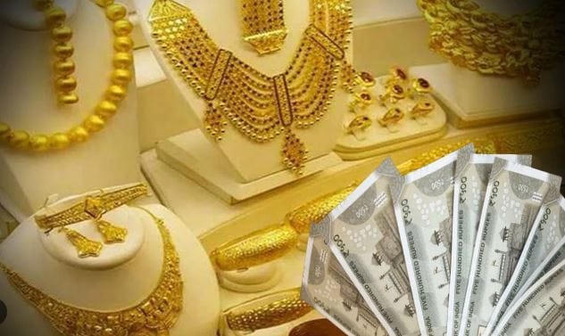 मार्च महिन्यात सोन्याचा भाव तब्बल 13 टक्क्यांनी घसरला आहे. 2018 सालानंतर पहिल्यांदाच असे घडले आहे. 29 जानेवारी रोजी आंतरराष्ट्रीय बाजारात सोन्याचा भाव 5594.82 डॉलर्सवर पोहोचला होता. मार्च महिन्यात आतापर्यंत हा भाव 18.70 टक्क्यांनी घसरला आहे.