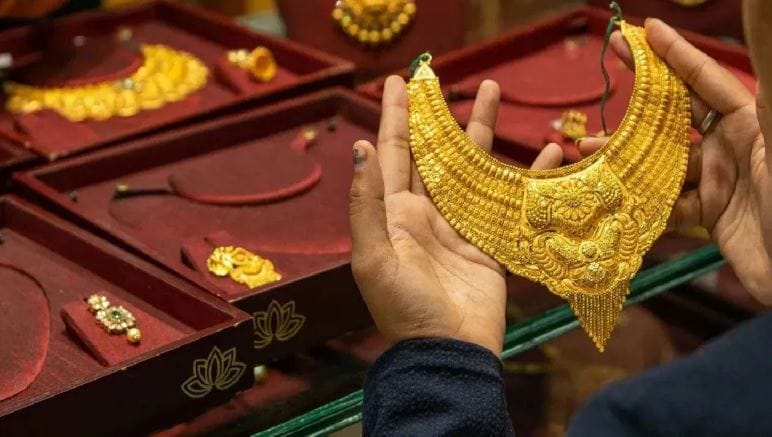 एका आठवड्यात सोन्याचा भाव साधारण 5.98 टक्क्यांनी घसरला  आहे. त्यामुळेच सध्या सोन्यात गुंतवणूक करणे फायद्याचे ठरू शकते, असे सांगितले जात आहे. 22 मार्च रोजी सोन्याचा भाव 1.46 लाख रुपये प्रति 10 ग्रॅमपर्यंत घसरला आहे. 