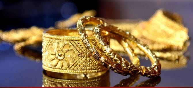 भारतीय रुपयांत सांगायचे झाल्यास 2 मार्च 2026 रोजी देशांतर्गत बाजारात सोन्याचा भाव 167471 रुपये प्रति 10 ग्रॅम होता. सोमवारी सकाळी हा भाव 146217 रुपये प्रति 10 ग्रॅमपर्यंत खाली आला होता.