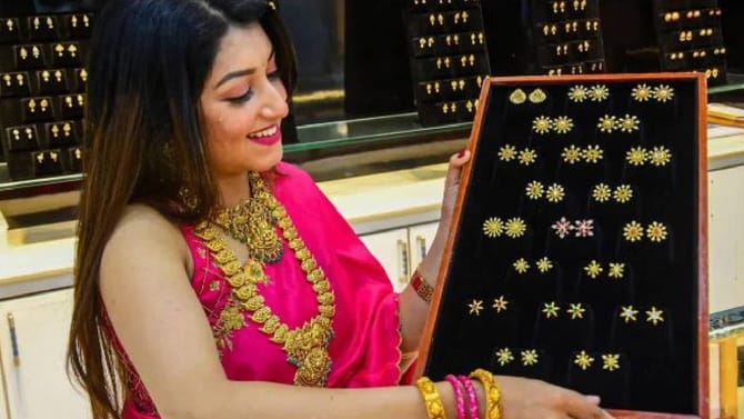 सोन्याचा भाव प्रचंड घसरला, एकाच दिवसात तब्बल...10 ग्रॅमचा भाव किती?