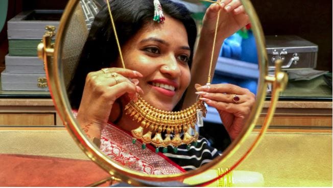 सोन्याचा भाव बुधवारी 14,975 रुपयांच्या वाढीसह 1,44,570 रुपये प्रति 10 ग्रॅमपर्यंत घसरला. दरम्यान, दोन दिवसांत सोनं तब्बल 15 हजार रुपयांनी वाढल्यामुळे आता पुढच्या काही दिवसांत सोनं असंच वाढत राहणार का? असा प्रश्न सर्वसामान्यांकडून उपस्थित केला जात आहे. 