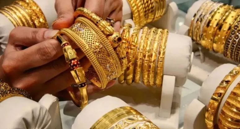 म्हणजेच आठवड्याभरात सोन्याचा भाव साधारण 9218 रुपयांनी घसरला आहे. तज्ज्ञांच्या मते सोन्याचा भाव आणखी घसरण्याची शक्यता आहे. त्यामुळे भविष्यात नेमकं काय काय होणार? हे पाहणंं महत्त्वाचं ठरणार आहे. 