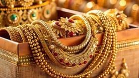 सोनं दणक्यात आपटलं, एकाच दिवसात भाव प्रचंड घसरला; एक तोळा सोन मिळतंय...