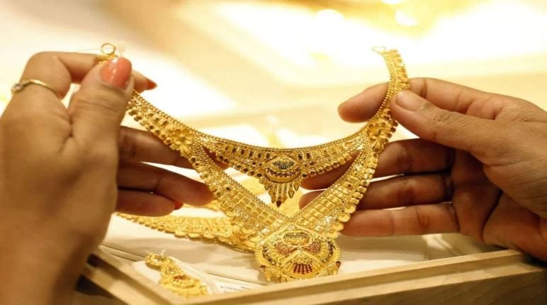 युद्ध चालू झालं की सोन्याचा भाव वाढतो. जागतिक अस्थिरतेमुळे सोनं वधारतं. परंतु यावेळी अमेरिका-इस्रायल आणि इराण यांच्यात युद्ध चालू होताच सोन्याचा भाव प्रचंड घसरला आहे. आजदेखील सोन्याचा भाव कमी झाला आहे.