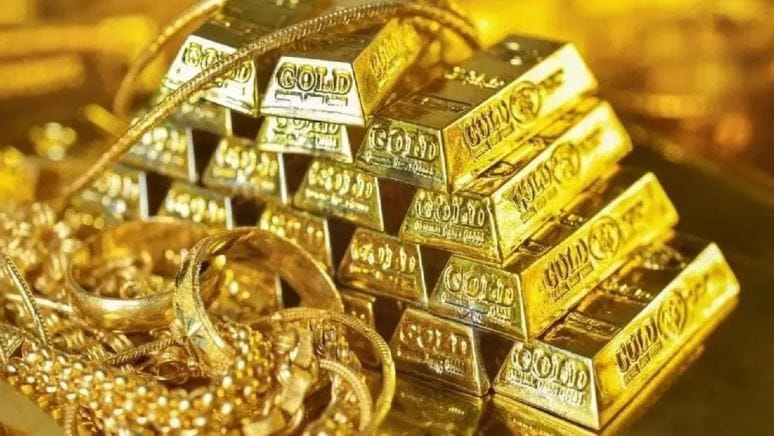 दरम्यान गेल्या 50 दिवसांपासून सोन्याचा भाव चांगलाच घसरत आहे. आकड्यांत सांगायचे झाल्यास 50 दिवसांत सोन्याचा भाव 25 टक्क्यांनी घसलला आहे. चांदीचा भावही 50 टक्क्यांनी घसरला आहे. सोन्याचा भाव कधीकाळी एमसीएक्सवर 4,20,000 रुपये प्रति किलोपर्यंत वाढला होता. 