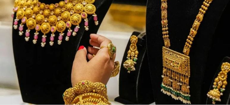 सोन्याचा भाव कधीकाळी 1,76,121 रुपये प्रति 10 ग्रॅम इथपर्यंत वाढला होता. सोन्याच्या भावाचा हा सार्वकालिक उच्चाकं आहे. या भावाची तुलना आजच्या किमतीसोबत करायची झाल्यास सोनं तब्बल 40,980  रुपयांनी स्वस्त झालं आहे. त्यामुळेच सोन्यात गुंतवणूक करण्याची हीच योग्य संधी असल्याचे बोलले जात आहे. 