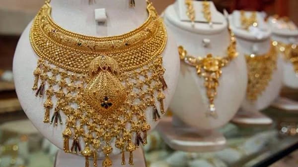Gold-Silver Rate Today 03 March 2026 : सोन्याचे भाव हाताबाहेर जाण्याआधी आजच घाई करा, युद्धाचा काहीच भरवसा नाही, नंतर पश्चात्ताप नको, आजचा रेट पाहून घामच फुटेल