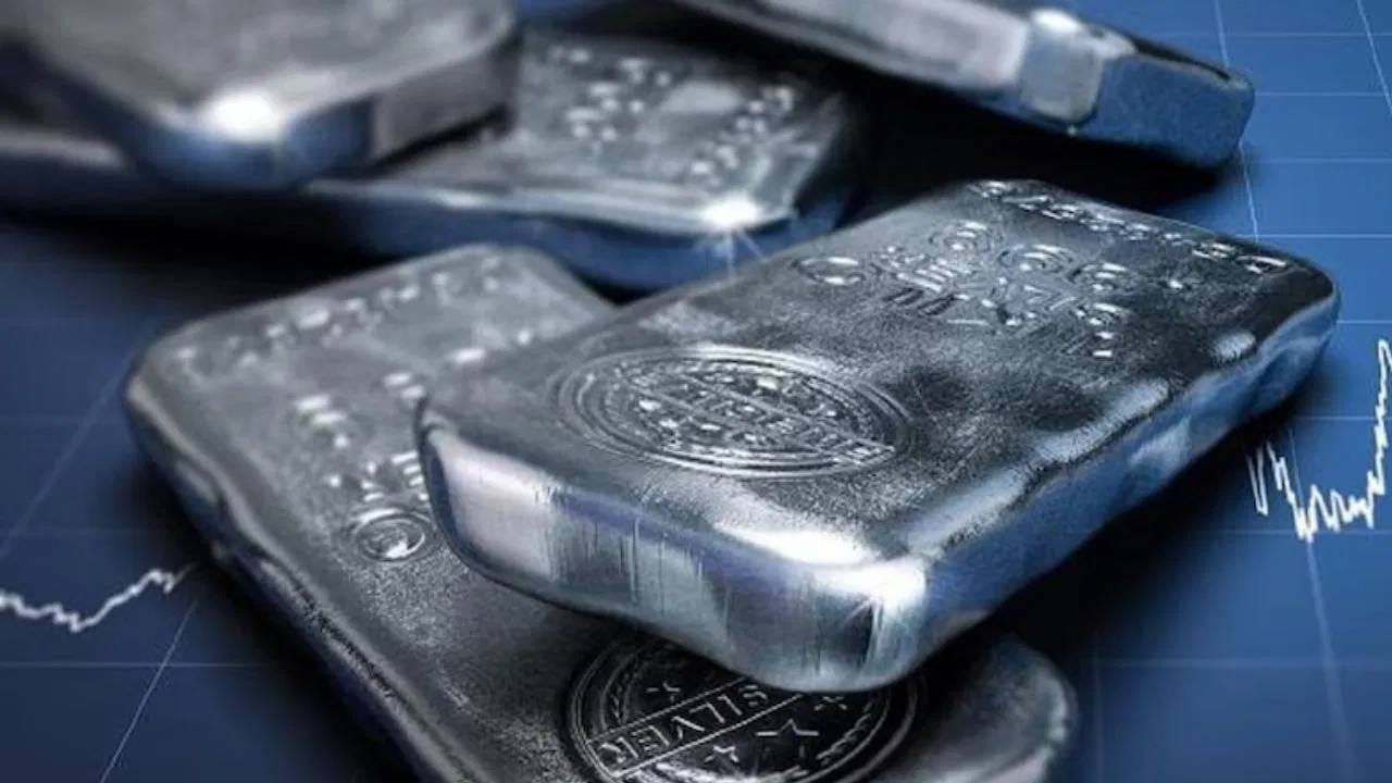 दरम्यान  देशभरातील प्रसिद्ध असलेल्या खामगाव येथील चांदीच्या बाजारपेठेत सध्या अभूतपूर्व मंदी बघायला मिळत आहे. तिथे चांदीचे भाव आज 2 लाख 20 हजार रुपये प्रतिकिलो इतके खाली आहेत, मात्र असं असलं तरीही   गुंतवणूकदार व ग्राहकांनी सुद्धा पाठ फिरवल्याचं चित्र बाजारात बघायला मिळत आहे.  