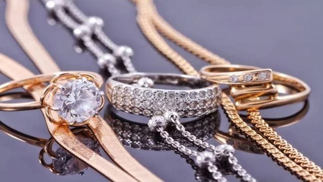 इराण आणि इस्रायल यांच्यातील युद्धाचा फटका भारतात बसायला सुरुवात झाली आहे. भारतात इंधनाचा दर वाढण्याची शक्यता आहे. यासह आता सोने आणि चांदीचाही भाव वाढत आहे. आज पुन्हा एकदा जळगावच्या सराफा बाजारात सोने आणि चांदीचा भाव वाढला आहे. 