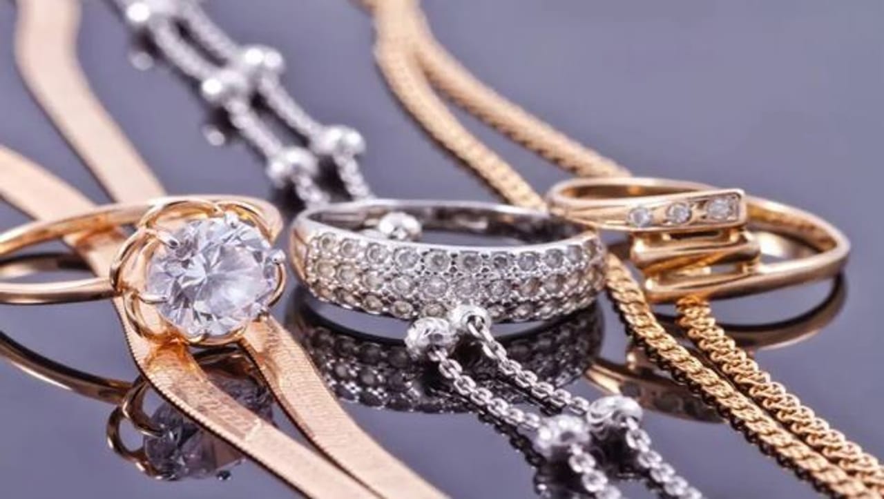 इराण आणि इस्रायल यांच्यातील युद्धाचा फटका भारतात बसायला सुरुवात झाली आहे. भारतात इंधनाचा दर वाढण्याची शक्यता आहे. यासह आता सोने आणि चांदीचाही भाव वाढत आहे. आज पुन्हा एकदा जळगावच्या सराफा बाजारात सोने आणि चांदीचा भाव वाढला आहे. 