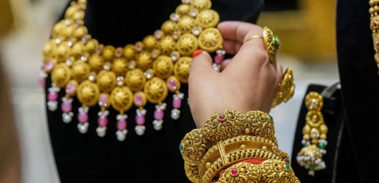 आज सकाळच्या सात सोन्याच्या भावात मोठी घसरण झाली होती. त्यानंतर तीन तासात सोन्याच्या दरात पुन्हा वाढ झाली आहे. तीन तासानंतर सोन्याच्या दरात 2 हजार 300 रुपयांची तर चांदीच्या दरात तब्बल 7 हजार रुपयांची वाढ झाली आहे.