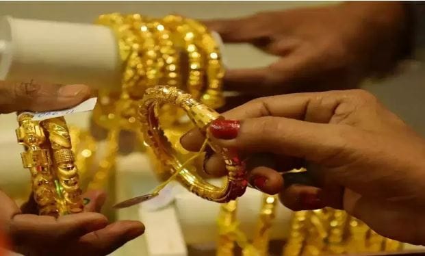 सोन्याचा दर जीएसटीसह 1 लाख 72 हजार 834 रुपयांवर पोहोचला असून तर चांदीचा दर जीएसटीसह 3 लाख 3 हजार 850 रुपयांवर पोहोचला आहे. सकाळी सोन्याच्या दरात 5 हजार रुपयांची चांदीच्या दरात 7 हजार रुपयांची घसरण झाली होती..
