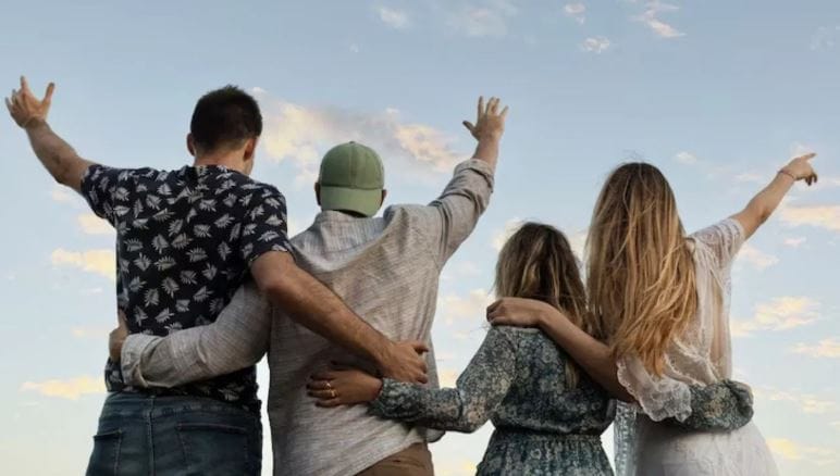 मित्र हे संकटकाळी मदतीला धावून येतात. एकदा का मैत्री झाली की ती आयुष्यभर पुरणारी असते. काही मित्र तर आपल्या जीवनाच्या प्रत्येक टप्प्यावर आपल्या सोबत असतात. सुख, दु:खात आपल्या सोबत राहून आपल्याला पाठिंबा देत असतात. परंतु काही मित्र हे फारच स्वार्थी असतात. अशा स्वार्थी मित्रांपासून सावध राहायला हवे.