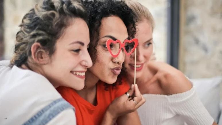 काही मित्र हे स्वार्थी आहेत, त्यांच्यासोबत राहिल्यावर तुमचा तोटा होऊ शकतो, हे ओळखणे तसे कठीण आहे. परंतु काही विशेष बाबींकडे लक्ष देऊन तुम्ही असे स्वार्थी मित्र ओळखू शकता. एकदा का असे स्वार्थी, संकटात टाकणारे मित्र ओळखता आले की त्यांच्यापासून दूर राहायला हवे. 