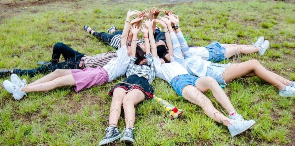 एखादा मित्र तुम्हाला काही गोष्टी अजिबात घरी सांगू नको, असे सांगत असेल तर समजा त्याच्या मनात काहीतरी विचित्र चालू आहे. असा मित्र तुमचा फायदा घेऊ शकतो. त्यामुळेच त्याच्यापासून दूर राहायला हवे. शाळा, ट्युशन किंवा अन्य ठिकाणी असे मित्र तुम्हाला संकटात टाकू शकतात. 