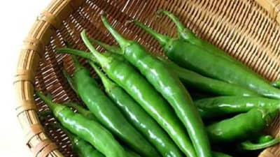 दररोज जेवणासोबत दोन हिरव्या मिरच्या खाल्ल्याने शरीरावर काय परिणाम होतो?