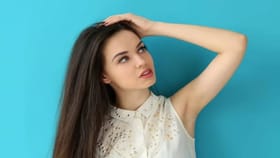 उन्हाळ्यात केस गळती रोखण्यासाठी 'या' बेस्ट हेअर ऑइलचा करा वापर