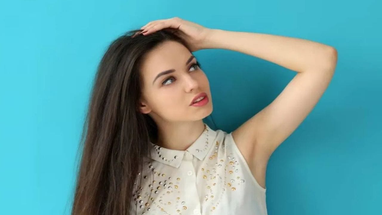 उन्हाळ्यात केस गळती रोखण्यासाठी 'या' बेस्ट हेअर ऑइलचा करा वापर, केसांची मुळं होतील मजबूत उन्हाळ्यात केस गळती रोखण्यासाठी 'या' बेस्ट हेअर ऑइलचा करा वापर, केसांची मुळं होतील मजबूत