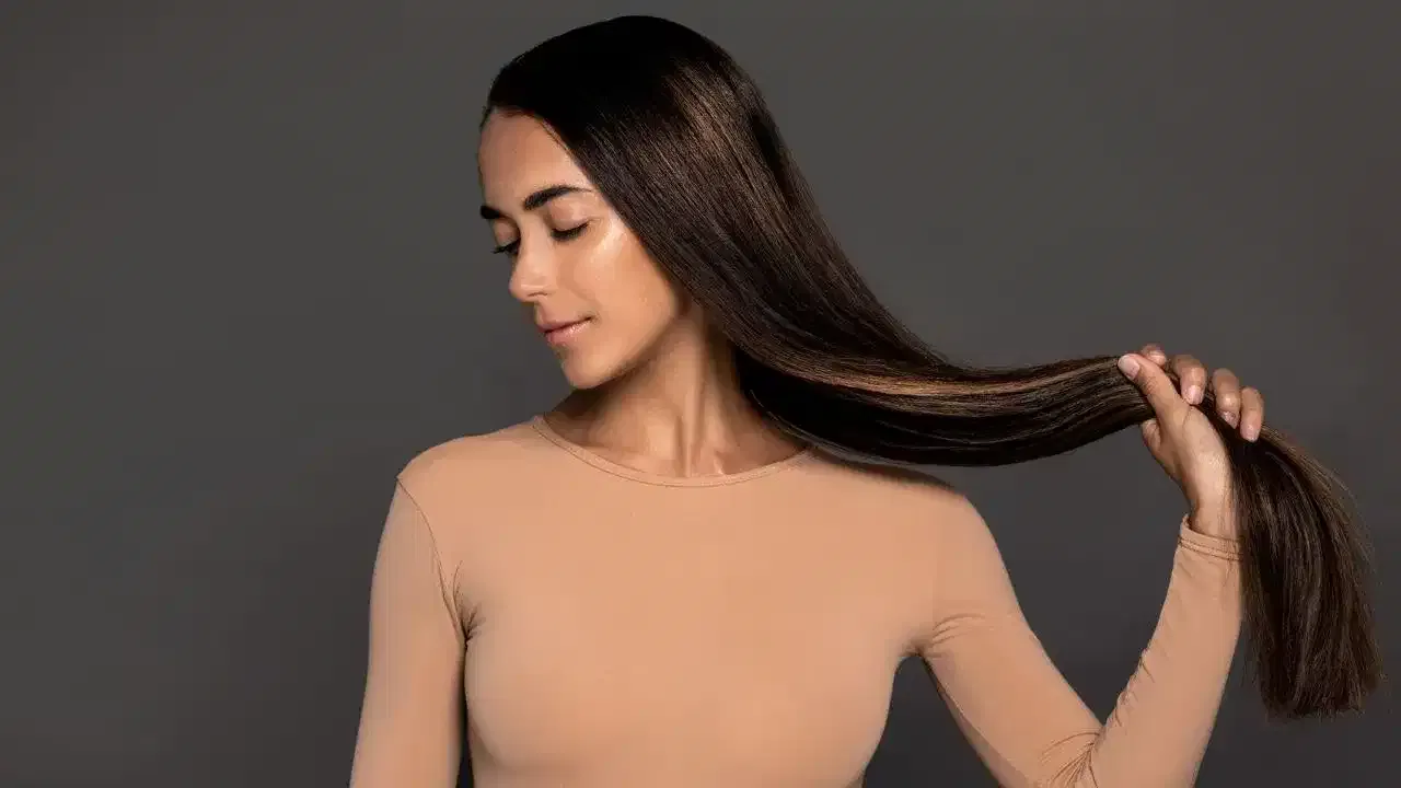 केराटिनचे महत्त्व: केराटिन शरीरासाठी महत्त्वाचे असते. शरीरात या प्रथिनांची कमतरता असल्यास केस गळणे, कोरडे होणे किंवा केस पांढरे होणे यांसारख्या समस्या उद्भवू शकतात.