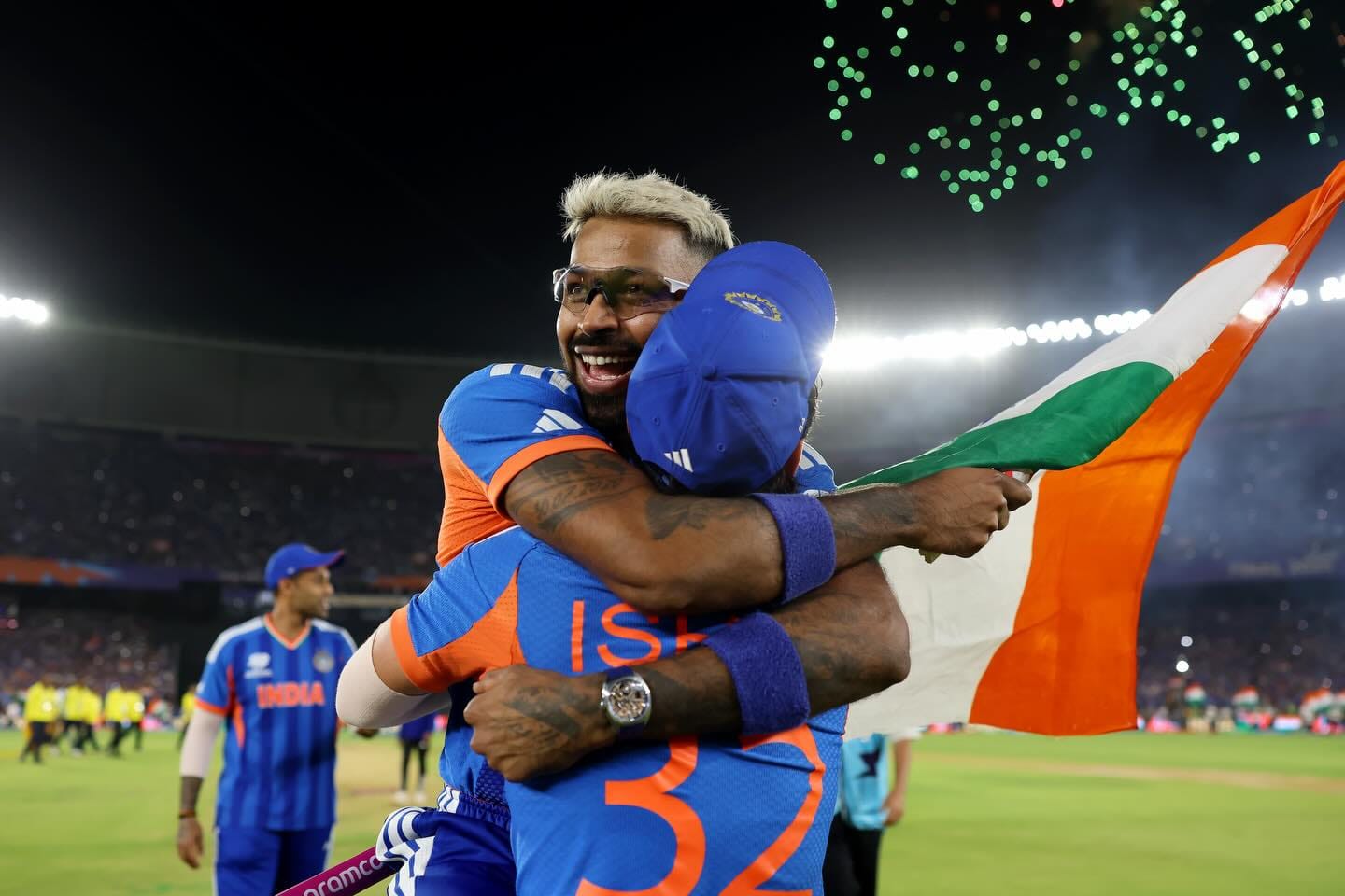 पंड्या म्हणाला की, माझ्याकडे फरारी आहे. पण त्यात मी हनुमान चालीसा ऐकतो. देवाने माझ्यावर कृपा केलीय. कुठलही गाणं हनुमान चालीसा इतकं पॉझिटिव एनर्जी देत नाही. हार्दिकच्या या स्टेटमेंटनंतर तिथे उपस्थित असलेल्या लोकांनी  “जय श्री राम” च्या घोषणा दिल्या. 