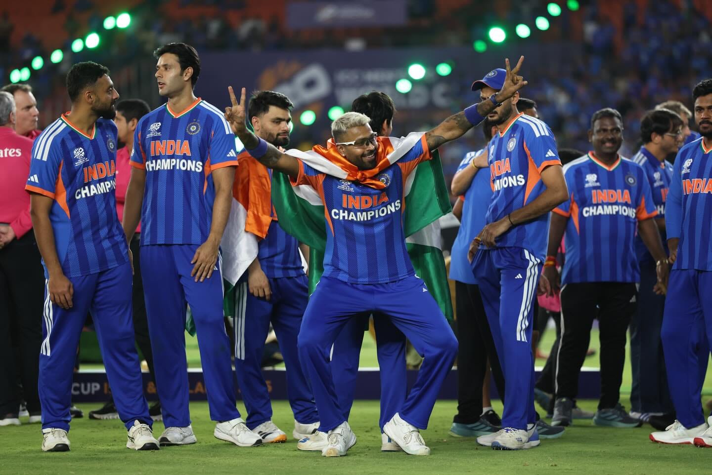 एका व्हायरल व्हिडिओमध्ये बोलताना हार्दिक पंड्याने सांगितलं की, तो त्याच्या कोट्यवधीच्या लग्नजरी करामध्ये हनुमान चालीसा ऐकतो.  हार्दिक पंड्याचा व्हिडिओ काही दिवसांपूर्वी व्हायरल झाला होता. त्यात तो फरारी कार पळवताना दिसला होता. 