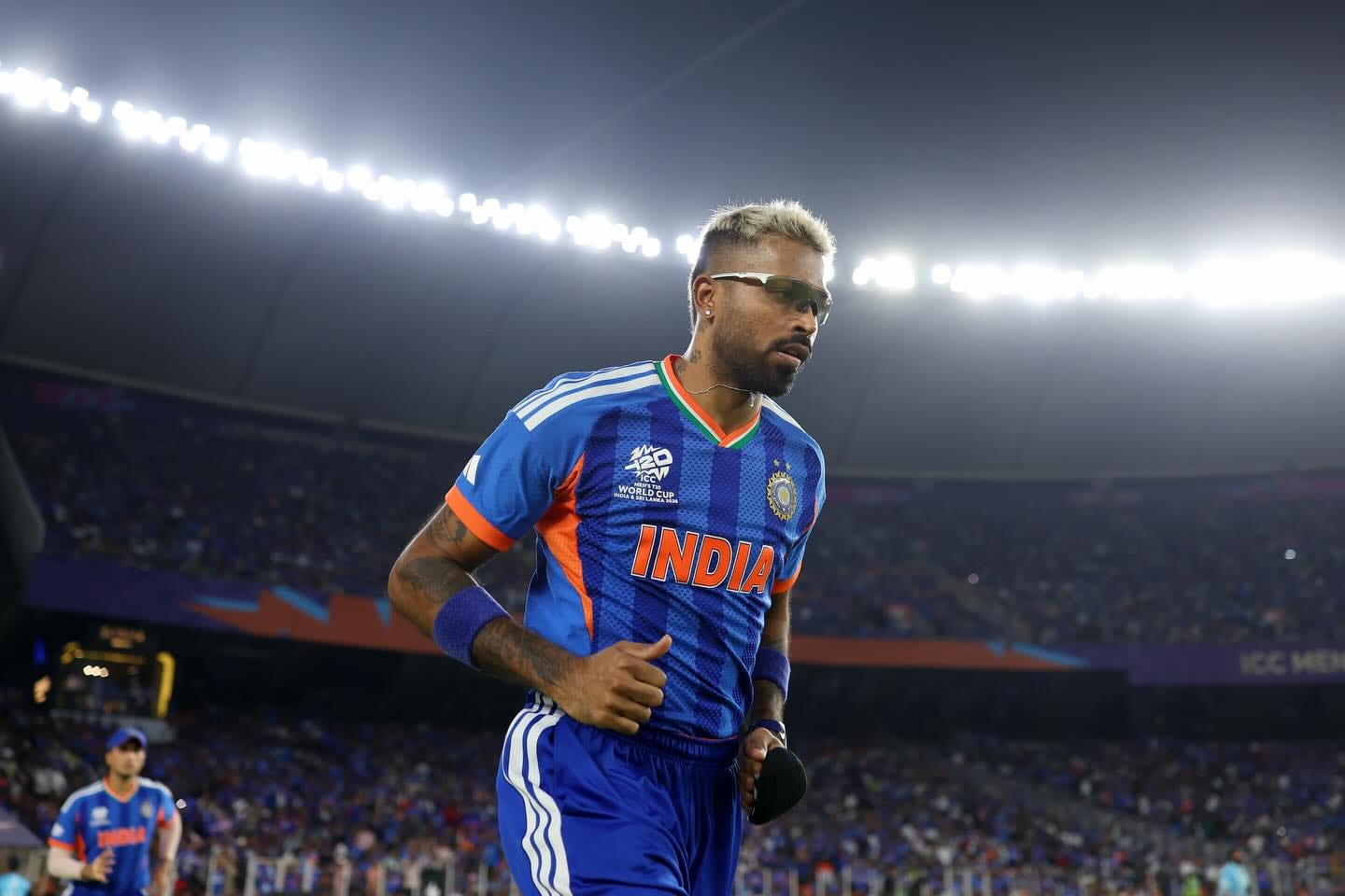 हार्दिक पंड्या आपल्या स्टायलिश लाइफस्टाइलसाठी ओळखला जातो. अनेकदा हार्दिकचे व्हिडिओ व्हायरल होतात. त्याच्याकडे फरारी आणि लॅम्बॉर्गिनी सारख्या महागड्या कारस आहेत. कोट्यवधीची घड्याळं, बॉडीवर अनेक टॅटू यामुळे हार्दिकची नेहमी चर्चा होते. 