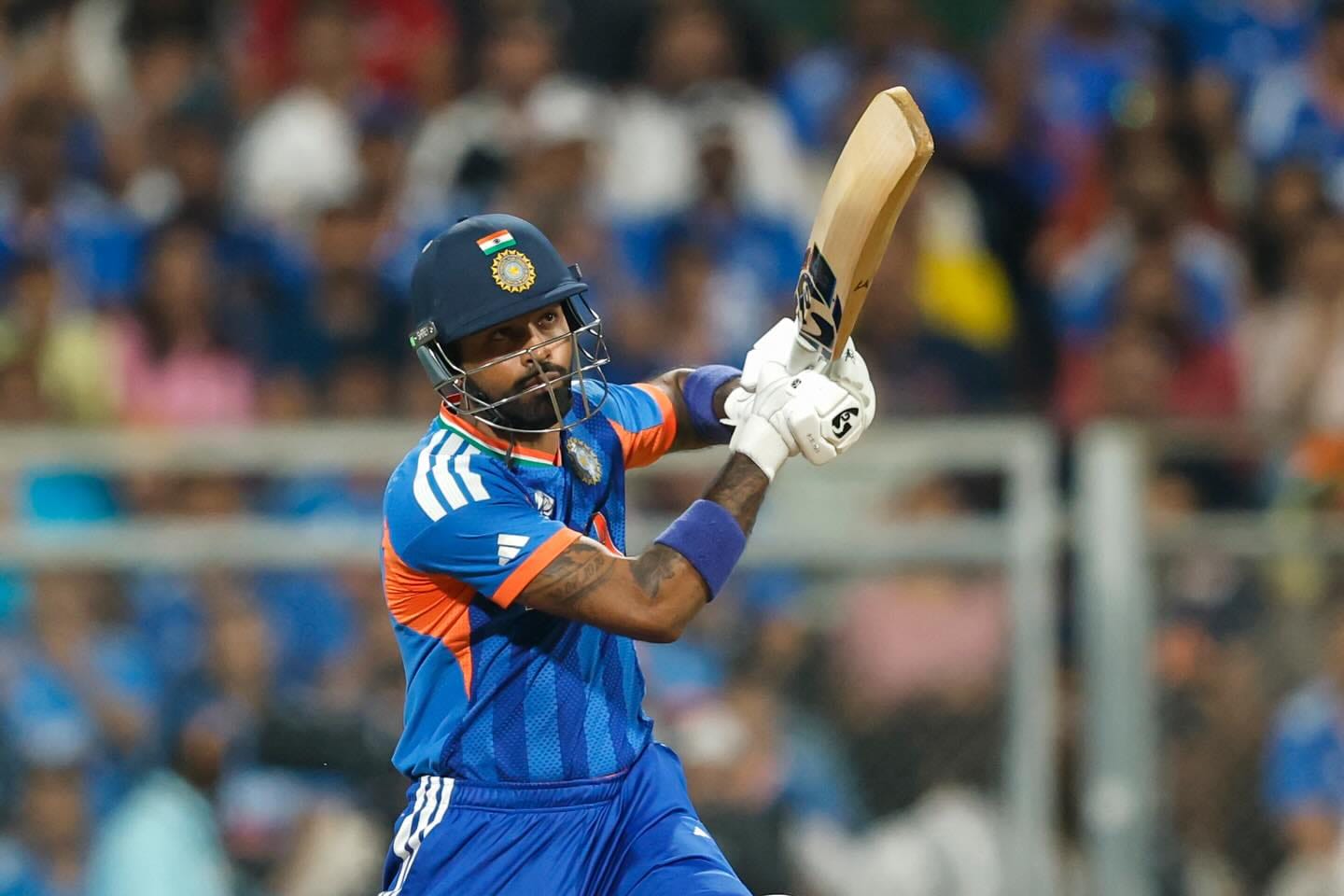 मागच्या सीजनमध्ये हार्दिक पंड्याच्या नेतृत्वाखाली मुंबई इंडियन्सने चांगलं प्रदर्शन केलं. टीम प्लेऑफ पर्यंत पोहोचली. आता कॅप्टन पंड्याची नजर आयपीएल ट्रॉफीवर आहे. हार्दिक वर्ष 2024 मध्ये मुंबई इंडियन्स टीमचा कॅप्टन बनला. 