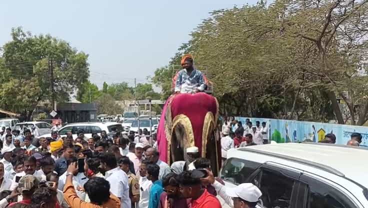केंद्रीय लोकसेवा आयोग परीक्षेत उत्तीर्ण झालेले सांगलीतील आटपाडीचे सुपुत्र प्रवीण कोळपे यांची हत्तीवरून जंगी मिरवणूक काढण्यात आली, यावेळी गावकऱ्यांना साखरही वाटण्यात आली.