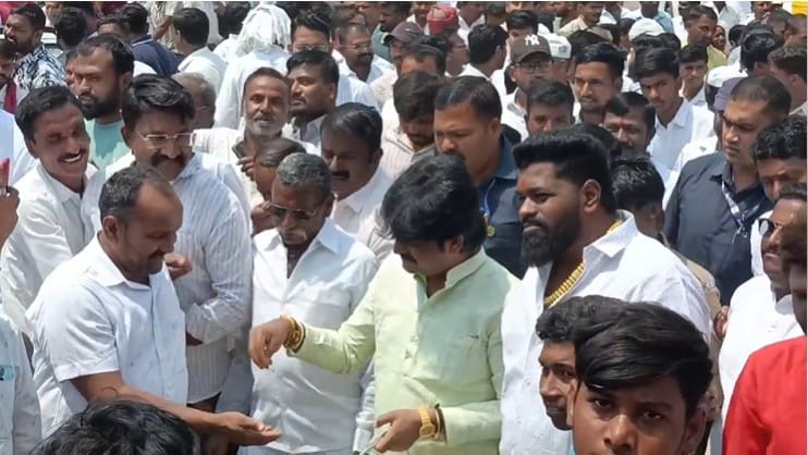 आयपीएस बनलेल्या प्रवीण कोळपे यांचे स्वागत त्यांच्या आटपाडीत  हत्तीवरून मिरवणूक काढीत करण्यात आले. विशेष म्हणजे भाजप आमदार गोपीचंद पडळकर यांनी आटपाडीतील गावकऱ्यांना साखरेचे वाटप केले. 