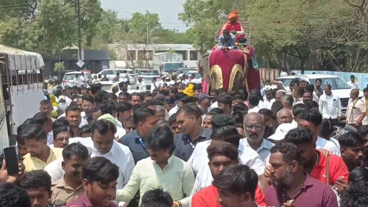 पारंपारिक वाद्यांच्या गजरात आणि हजारो आटपाडीकरांच्या साक्षीने ही ऐतिहासिक मिरवणूक काढण्यात आली आणि प्रवीण कोळपे यांनी मिळवलेल्या यशाचा आनंद साजरा करण्यात आला.