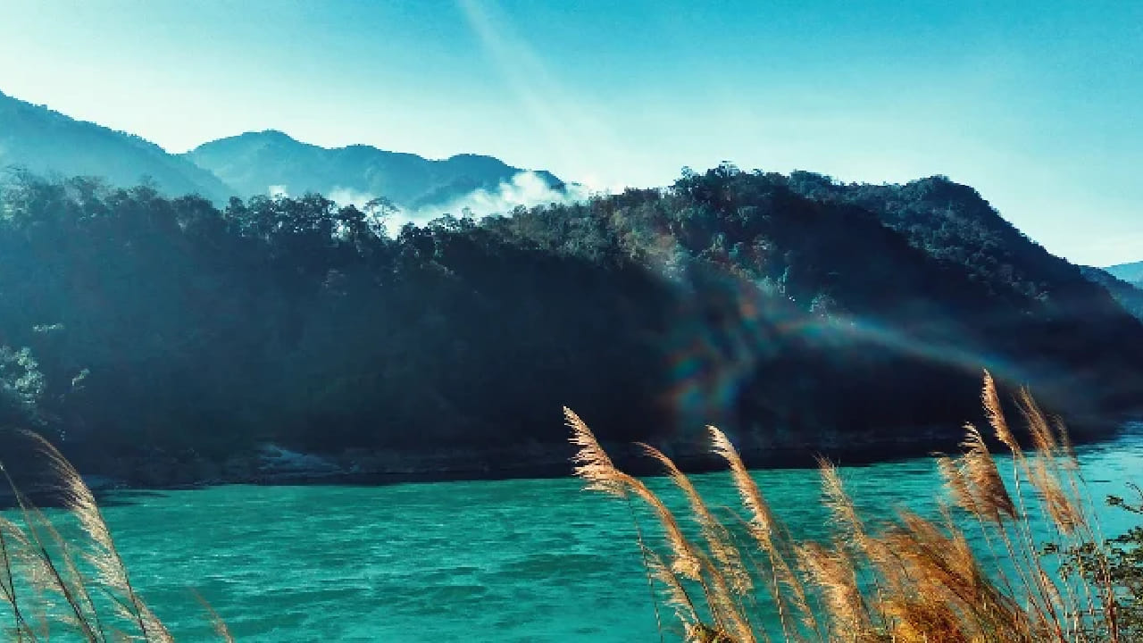 पासीघाट हे ठिकाण अजूनही मोठ्या प्रमाणात पर्यटनाच्या गर्दीपासून दूर आहे. त्यामुळे येथे येणाऱ्या पर्यटकांना शांत आणि स्वच्छ वातावरणात निसर्गाचा मनमुराद आनंद घेता येतो. या ठिकाणाचे सर्वात मोठे वैशिष्ट्य म्हणजे येथे दिसणाऱ्या हिरव्यागार दऱ्या, सुंदर डोंगररांगा आणि निसर्गरम्य वातावरण.