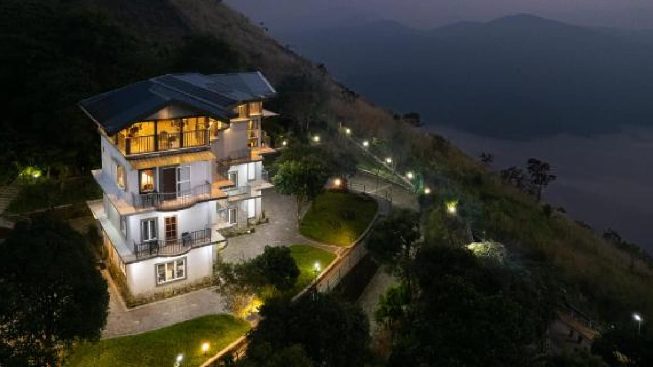 शिमला-मनालीसारखी प्रसिद्ध हिल स्टेशन्सदेखील फिकी पडतील अशी काही ठिकाणे केरळमध्ये आहेत. नैसर्गिक सौंदर्य, हिरव्यागार टेकड्या, धुक्याची चादर आणि चहाच्या मळ्यांनी नटलेली ही ठिकाणे पर्यटकांना अक्षरशः मंत्रमुग्ध करतात.