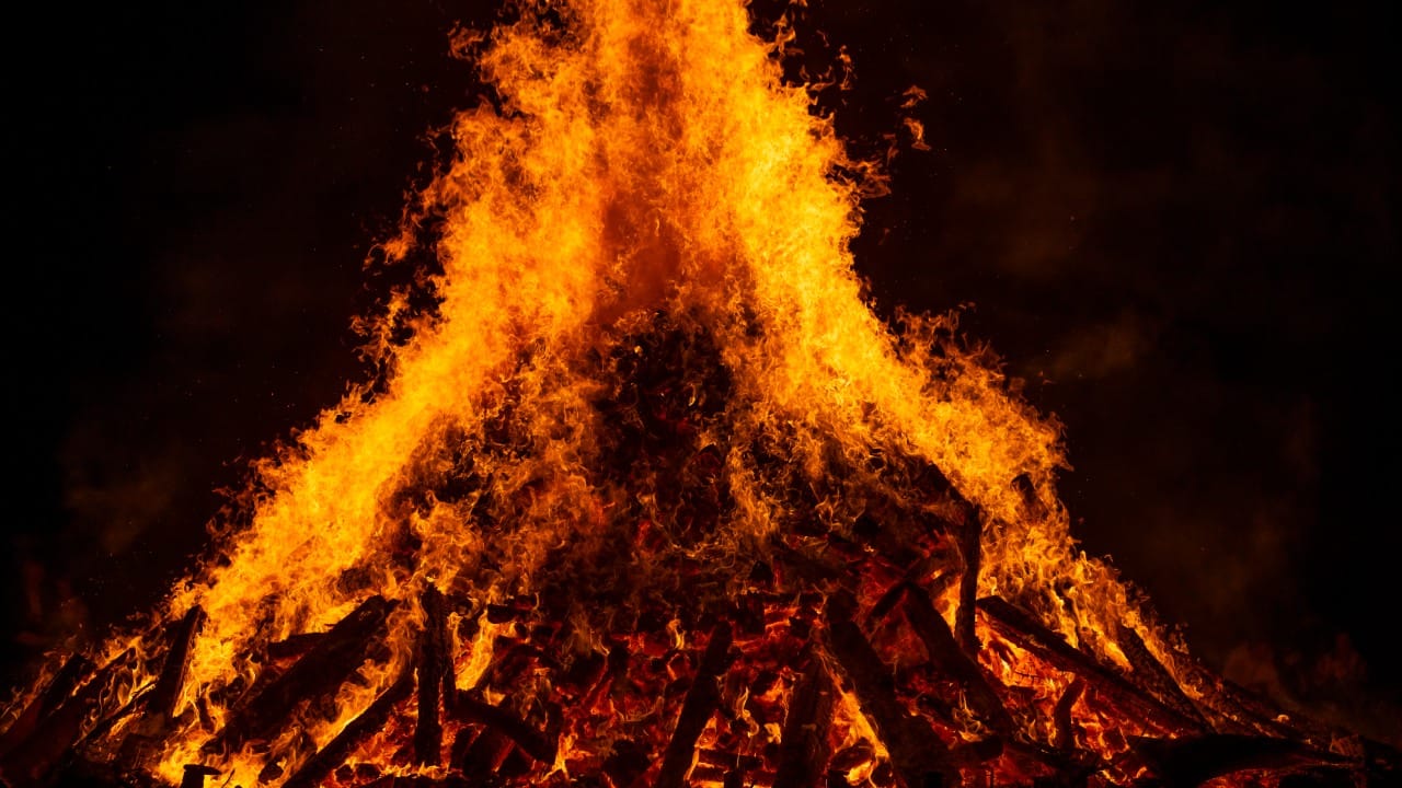 ही प्रदक्षिणा करताना कुटुंबाच्या सुख-समृद्धीसाठी आणि नकारात्मक शक्तींपासून संरक्षणासाठी देवाला साकडे घालावे. यानंतर शेवटी होलिकेची राख कपाळावर टिळा म्हणून लावावी, हे करणं अत्यंत शुभ मानले जाते.