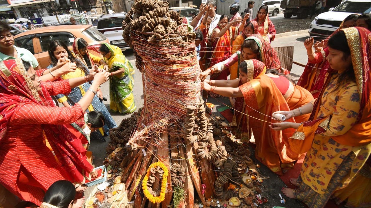 होलिका दहन करण्यापूर्वी अग्नीला कच्चा धागा, नारळ, गव्हाची कणसे, गूळ आणि हरभरा अर्पण करावा. अग्नी पेटवल्यानंतर हात जोडून प्रार्थना करावी. तसेच ही प्रदक्षिणा नेहमी घड्याळाच्या दिशेने उजवीकडून डावीकडे घालावी.