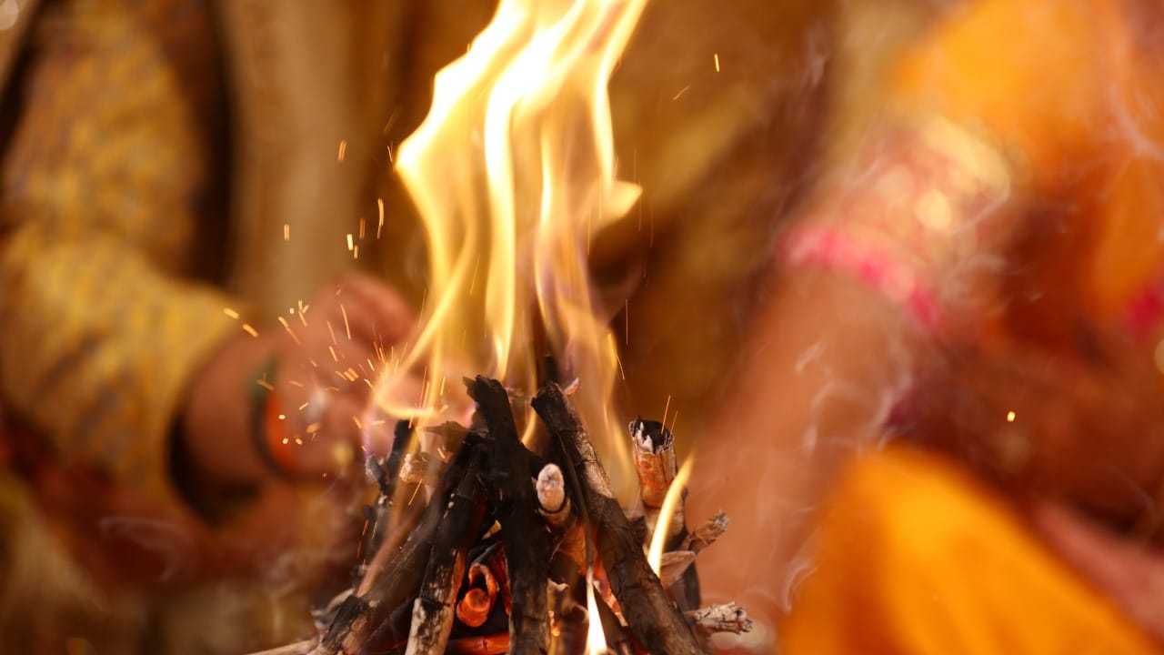 धार्मिक मान्यतेनुसार, होलिका दहनाच्या वेळी प्रदक्षिणेची संख्या एक, तीन किंवा सात असू शकते. जर तुम्ही १ फेरी मारत असला तर ती मनात एक निश्चित संकल्प करून वाईटाचा त्याग करण्यासाठी आणि सकारात्मकता स्वीकारण्यासाठी मारली जाते.