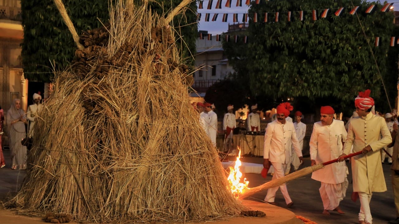 होळी हा सण वाईटावर चांगल्याचा विजयाचे प्रतीक मानला जातो. होळीच्या दिवशी होलिकादहनाला विशेष महत्त्व दिले जाते. हिंदू धर्मात या दिवशी धार्मिक विधींनुसार लाकूड एकत्र बांधून अग्नी पेटवली जाते. त्यानंतर त्याभोवती प्रदक्षिणा घालण्याची परंपरा असते.